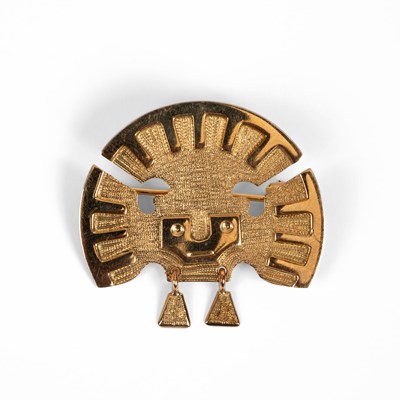 Lot 171 - An 18k gold brooch of pre-Colombian design