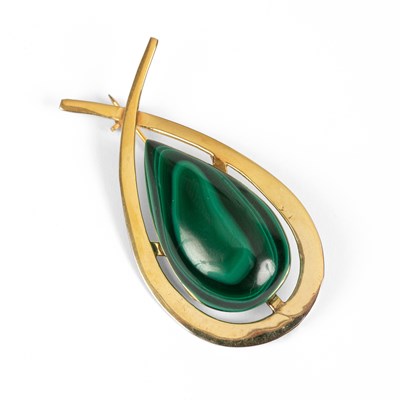 Lot 172 - A 9ct gold and malachite brooch
