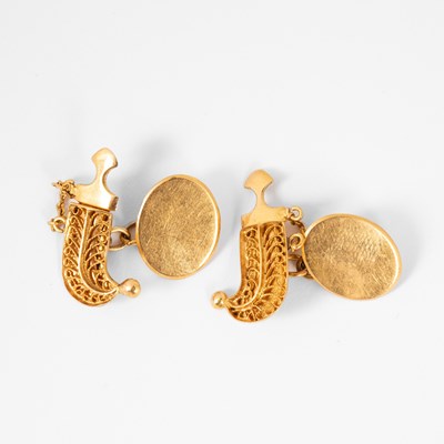 Lot 158 - A pair of yellow metal cufflinks