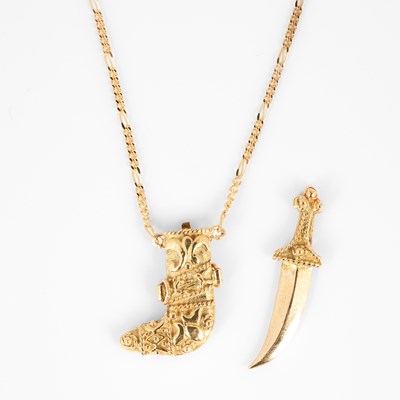 Lot 162 - A yellow metal pendant
