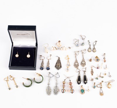 Lot 87 - A collection of earrings and pendants
