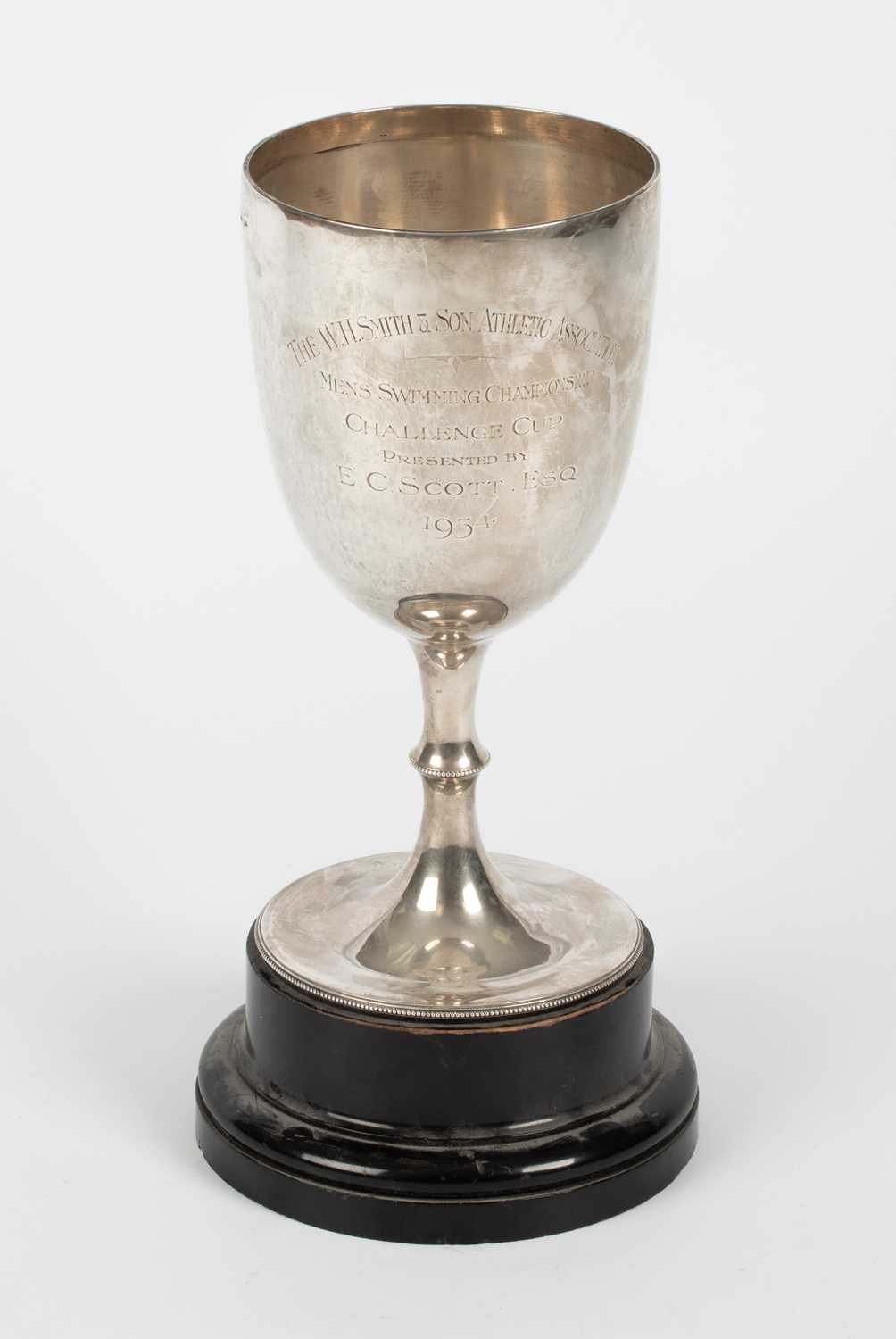 Lot 9 - An Edwardian silver trophy cup
