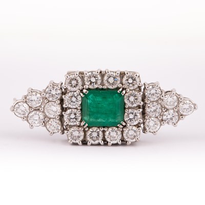 Lot 228 - An emerald and diamond convertible brooch