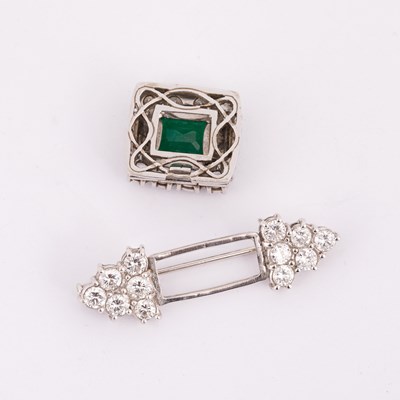 Lot 228 - An emerald and diamond convertible brooch