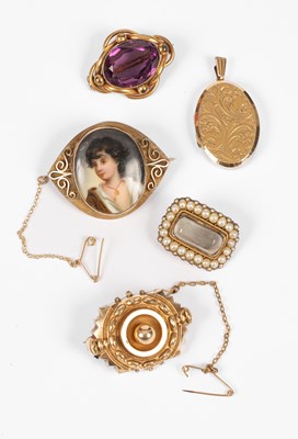 Lot 5 - A quantity of yellow metal jewellery