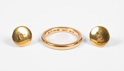 Lot 8 - A 22ct gold wedding band