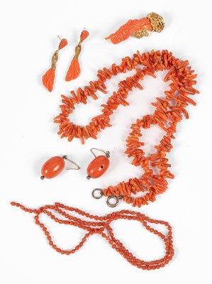 Lot 9 - A quantity of coral jewellery
