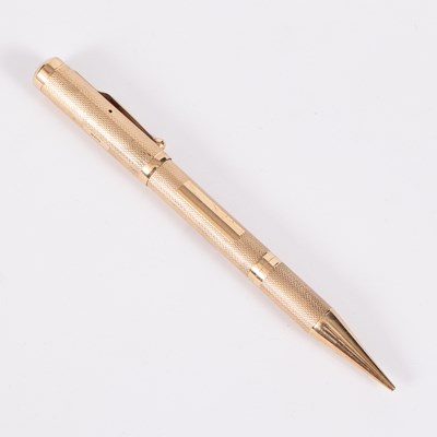 Lot 84 - A 9ct gold fountain pen/propelling pencil