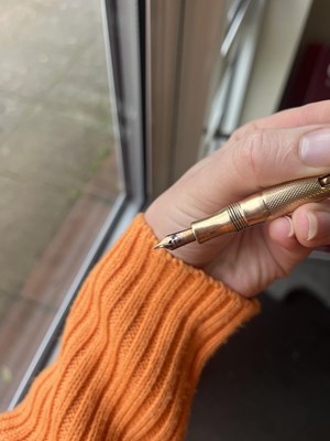 Lot 84 - A 9ct gold fountain pen/propelling pencil