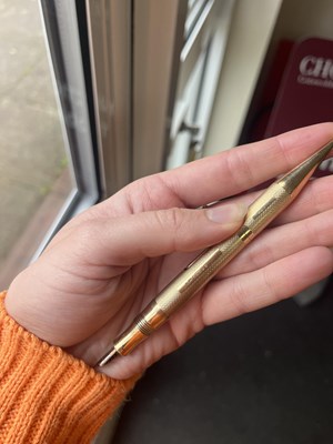 Lot 84 - A 9ct gold fountain pen/propelling pencil