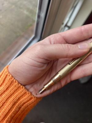 Lot 84 - A 9ct gold fountain pen/propelling pencil