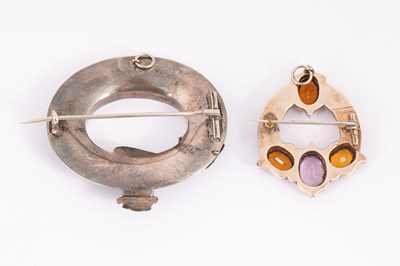 Lot 56 - A Scottish polished pebble garter brooch