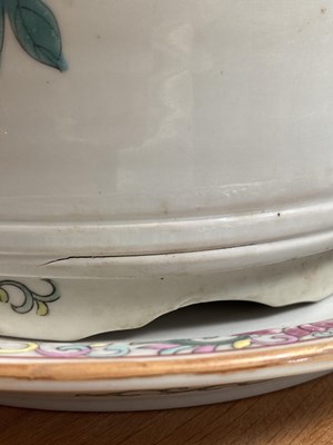 Lot 569 - A pair of Chinese famille verte jardinières