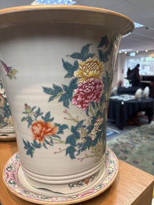 Lot 569 - A pair of Chinese famille verte jardinières
