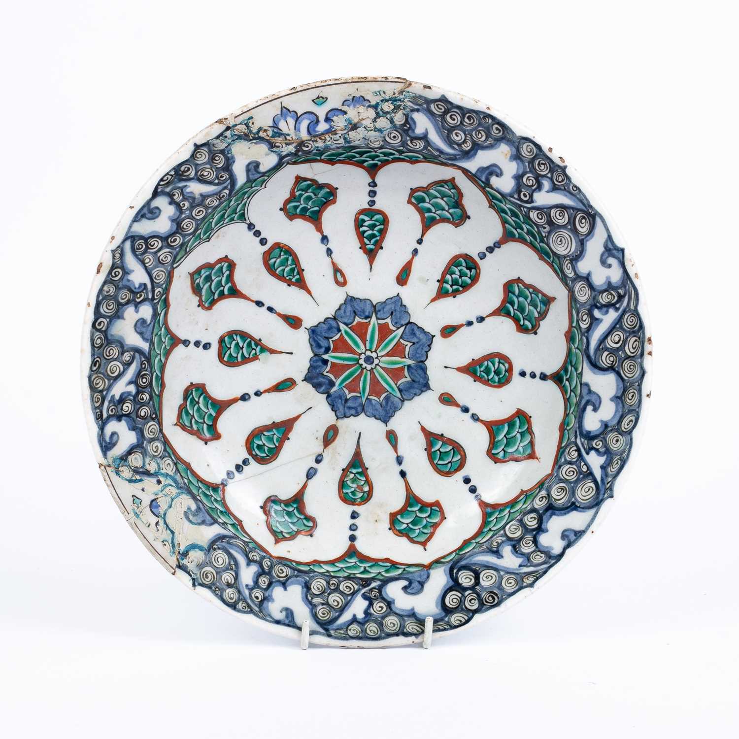 Lot 612 - An Iznik dish