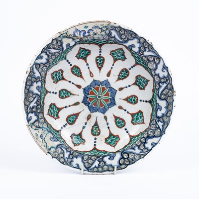 Lot 612 - An Iznik dish