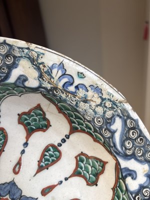 Lot 612 - An Iznik dish