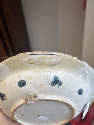Lot 612 - An Iznik dish
