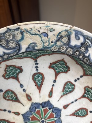 Lot 612 - An Iznik dish