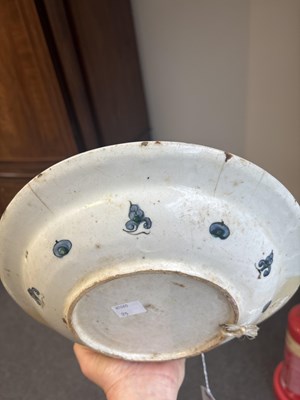 Lot 612 - An Iznik dish