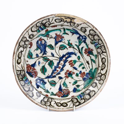 Lot 613 - An Iznik dish