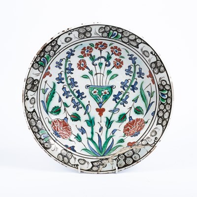 Lot 614 - An Iznik pottery dish