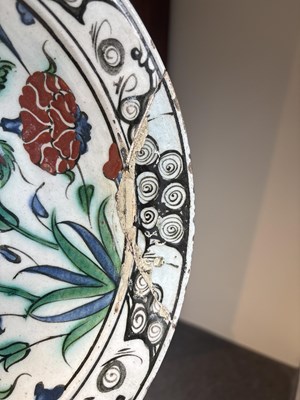 Lot 614 - An Iznik pottery dish