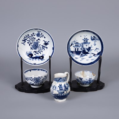 Lot 761 - A Lowestoft blue and white teabowl and saucer