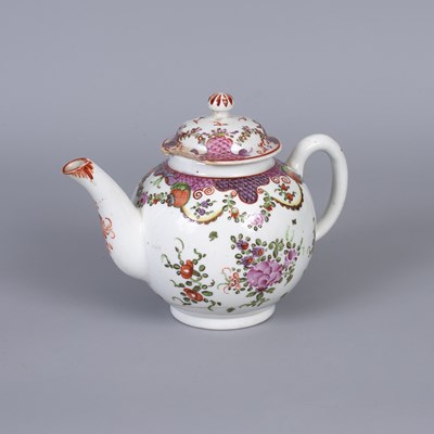 Lot 764 - A Lowestoft teapot and cover