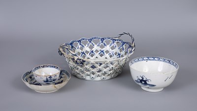 Lot 769 - Three items of Lowestoft blue and white porcelain