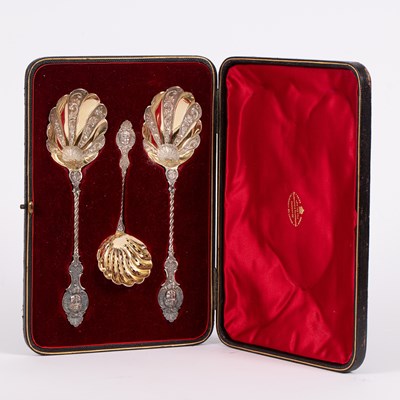 Lot 116 - A cased set of Victorian silver fruit spoons and sifter spoon