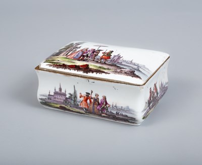 Lot 815 - A Meissen porcelain snuff box