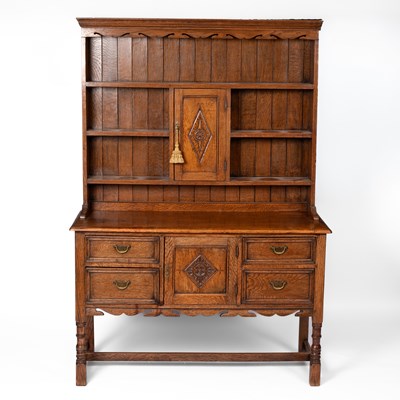 Lot 374 - An oak dresser