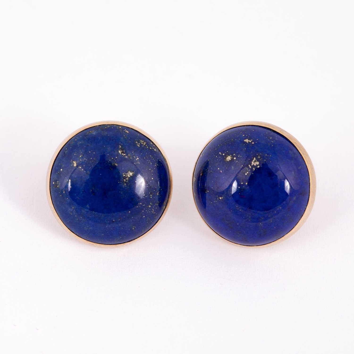 Lot 25 - A pair of 9ct gold and lapis lazuli circular stud earrings