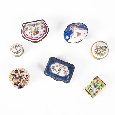 Lot 111 - A porcelain shell-shaped snuff box