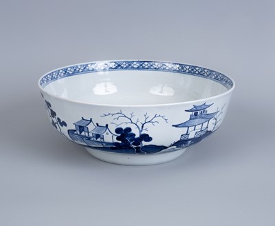Lot 784 - A Worcester blue and white bowl