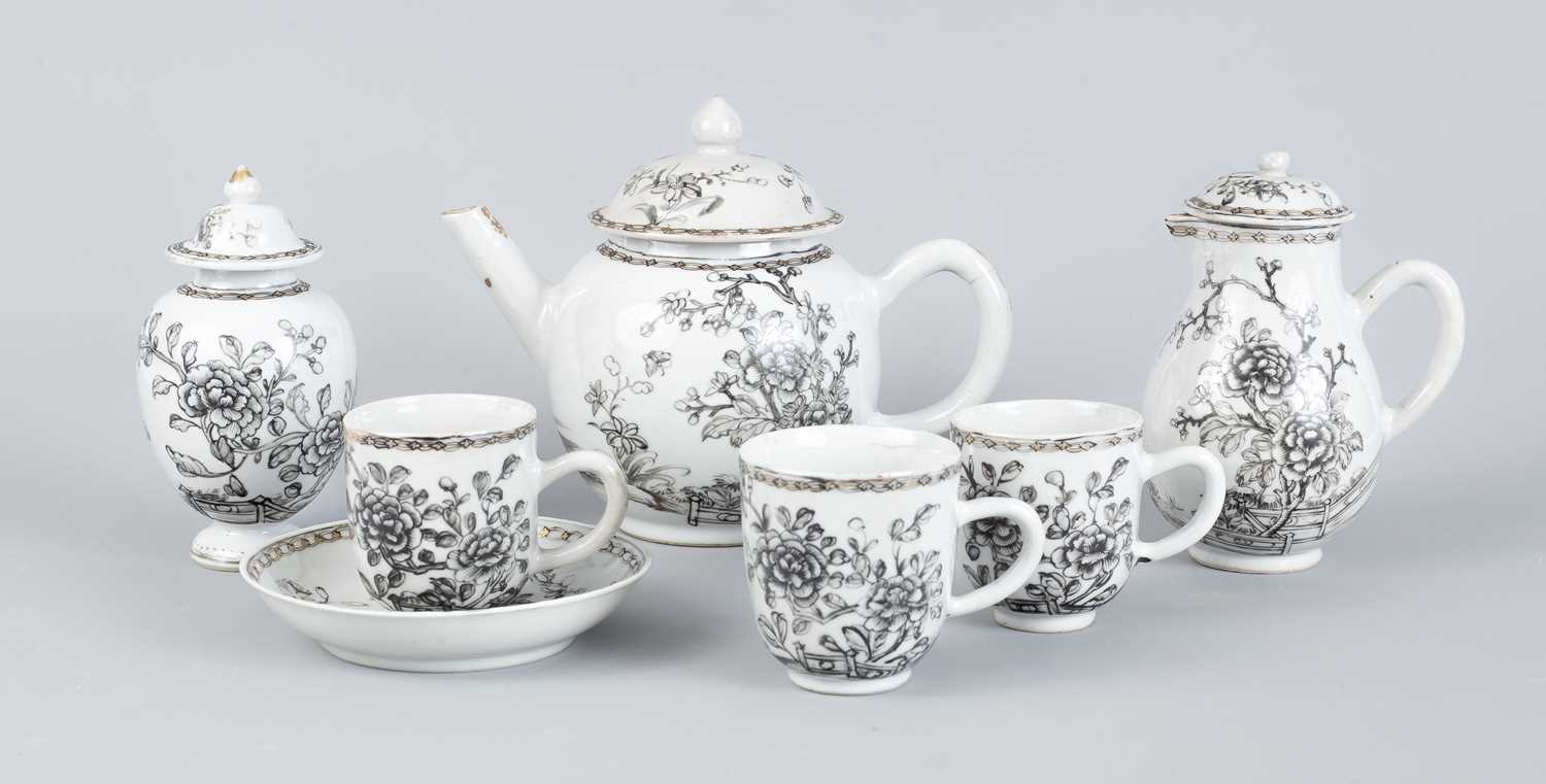 Lot 573 - A Chinese export porcelain part tea service