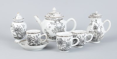 Lot 573 - A Chinese export porcelain part tea service