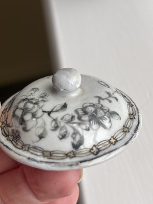 Lot 573 - A Chinese export porcelain part tea service