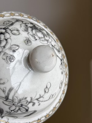Lot 573 - A Chinese export porcelain part tea service