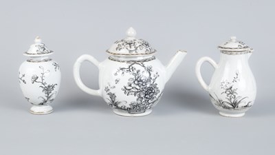 Lot 573 - A Chinese export porcelain part tea service