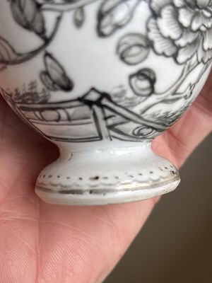 Lot 573 - A Chinese export porcelain part tea service