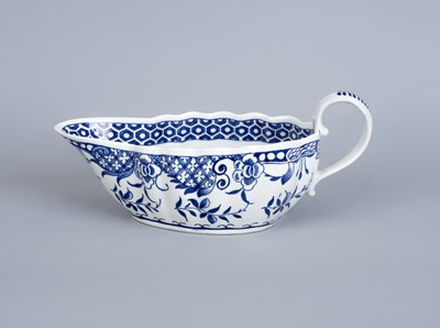 Lot 788 - A Worcester porcelain sauceboat
