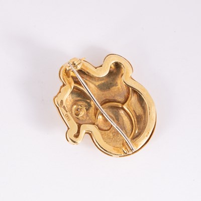 Lot 52 - An 18ct yellow gold squirrel brooch