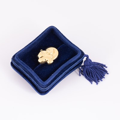 Lot 52 - An 18ct yellow gold squirrel brooch