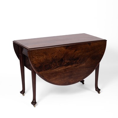 Lot 402 - A George III mahogany drop-leaf table