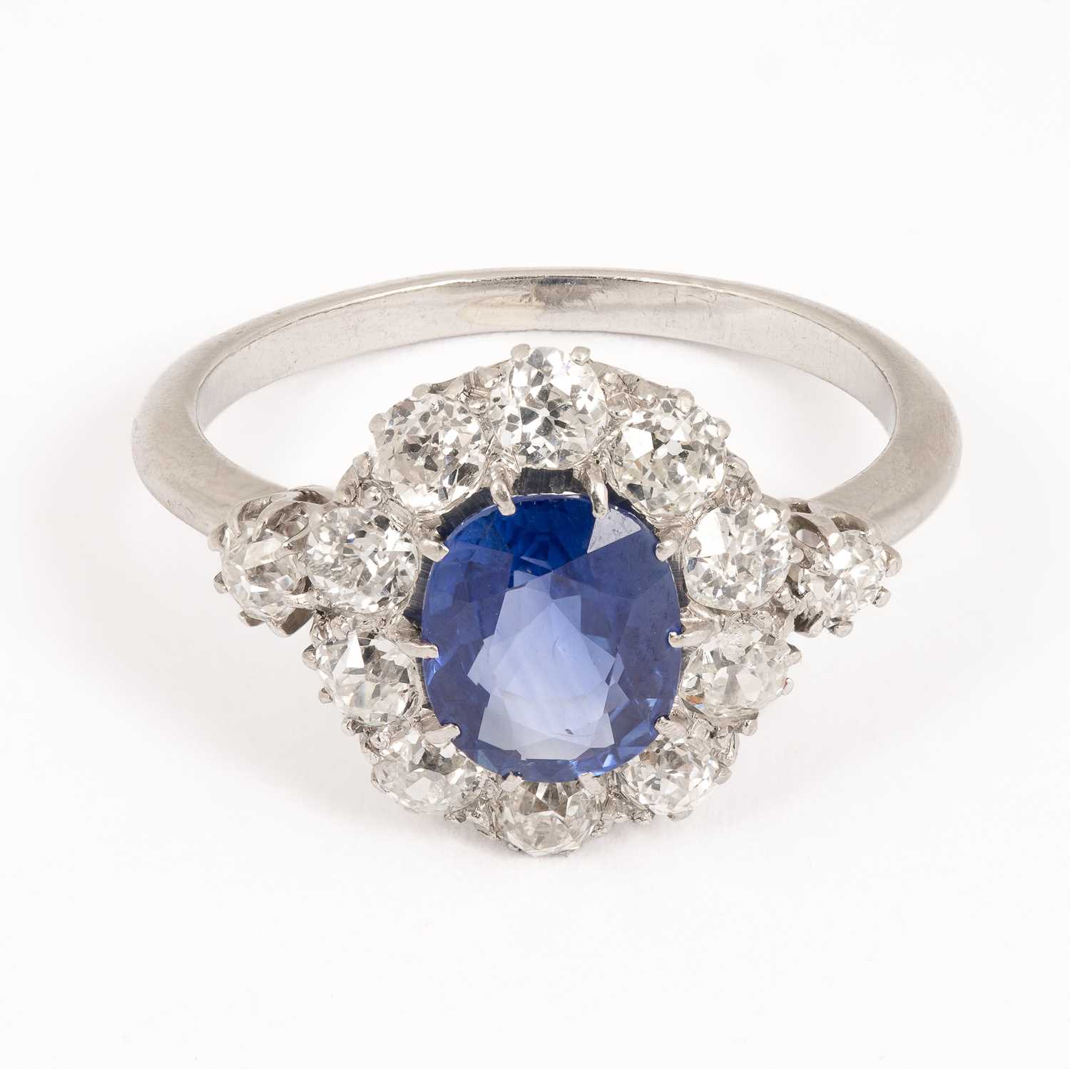 Lot 230 - An early 20th Century sapphire and diamond oval cluster ring