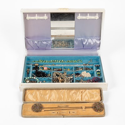 Lot 21 - A quantity of costume jewellery