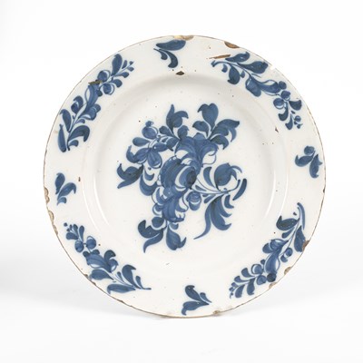 Lot 279 - An English Delftware blue and white plate