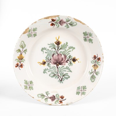 Lot 722 - An English Delftware charger